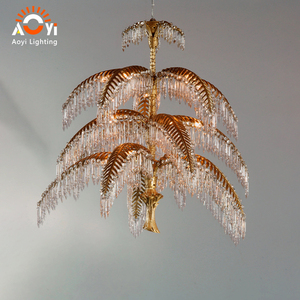 <span class=keywords><strong>Lustre</strong></span> LED vintage en cristal doré en forme de <span class=keywords><strong>palmier</strong></span> avec frondes étagées et prismes en cascade, garantie 5 ans pour hall d'hôtel de prestige - Product Image 1