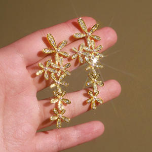 Orecchini pendenti E3606 con fiore dorato, zirconi e perle finte per donna, gioielli da festa - Product Image 3