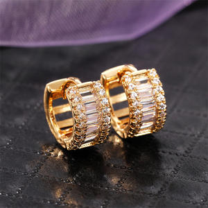 Pendientes Huggie de Oro Blanco Nihao con Cristales de Estrás, Engaste en Canal, Geométricos, de Lujo, para Uso Diario de Mujer - Product Image 3