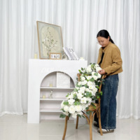 Chemin de table artificiel personnalisé avec arrangement floral de luxe pour la décoration de réception - Fournisseur