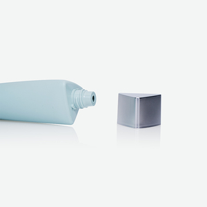 Tube souple PE bleu pâle avec impression de logo minimaliste personnalisée et capuchon triangulaire argenté électroplaqué pour nettoyant hydratant - Product Image 2