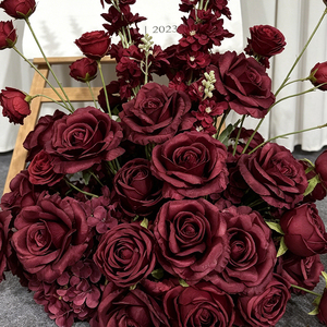ดอกกุหลาบเบอร์กันดีสีเข้มและดอกลาร์คสปอร์แบบเรียงเป็นสาย  ดอกไม้ประดิษฐ์สำหรับตกแต่งฐานป้ายต้อนรับงานแต่งงาน - Product Image 2