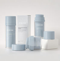 Flacon pompe en acrylique personnalisé avec pulvérisateur pour sérum de soin de la peau, idéal pour l'hydratation extérieure et les emballages de remplissage d'eau.