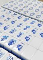 En Stock: Juego de Mahjong de Lujo de 160 Fichas Acrílicas Americanas con Grabado de Porcelana Azul y Blanca de 4 Capas, Diseño Dandy, para Viajes y Navidad.