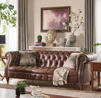 Amerikanischer Retro-Stil Echtes Leder Umweltfreundliches Leder Hotel Gebogenes Braunes Knopfgeheftetes Casual Wohnzimmer Massivholz-Sofa