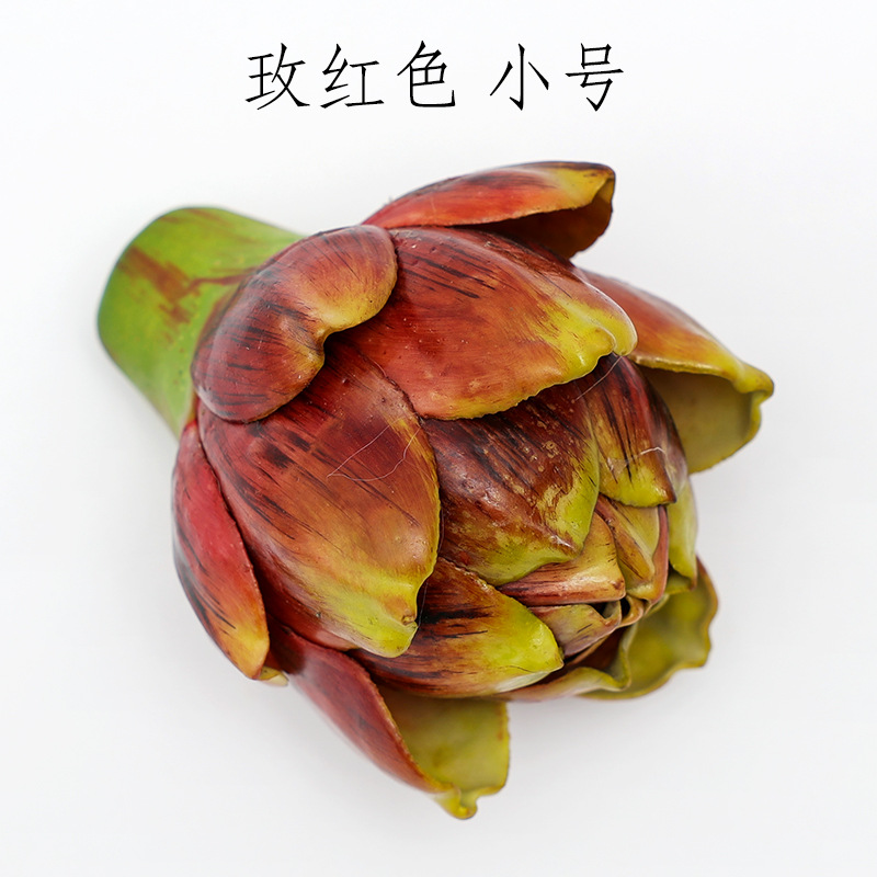 Rosa roja con cabeza de piña pequeña.