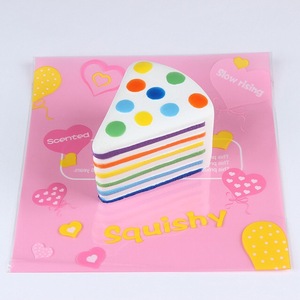 Jouet anti-stress souple en forme de gâteau triangulaire à récupération lente, idéal pour la réduction du stress et la décompression - Product Image 1