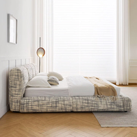 Lit double capitonné de grande taille pour chambre principale, en tissu coton-lin coloré et bois massif, style moderne minimaliste et luxe abordable