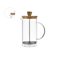 Cafetière à piston française en verre borosilicate avec couvercle en bois et base en liège, utilisation quotidienne à la maison