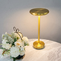Nordic Hotel Rechargeable LED Light Restaurant de luxe Batterie sans fil Lampe de table au design minimaliste en métal doré contemporain
