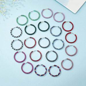 <span class=keywords><strong>Orecchini</strong></span> <span class=keywords><strong>a</strong></span> <span class=keywords><strong>Cerchio</strong></span> Grandi di Moda con Cristalli di Zirconia Cubica e Strass Scintillanti - Product Image 2
