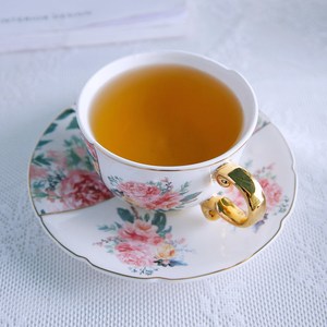 ถ้วยกาแฟเซรามิกดีไซน์สวยงามพร้อมจานรอง - ลายดอกโบตั๋นสีน้ำ ด้ามจับสีทอง รูปทรงไม่สมมาตร - Product Image 2