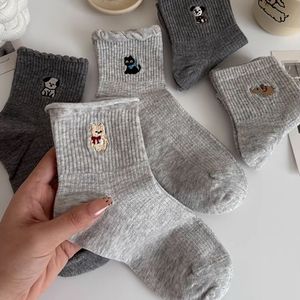 <span class=keywords><strong>Calcetines</strong></span> de alta calidad para <span class=keywords><strong>mujer</strong></span>, diseño de oso bordado, transpirable, antibacteriano para la temporada de otoño, logotipo de punto en la parte inferior del puño - Product Image 1