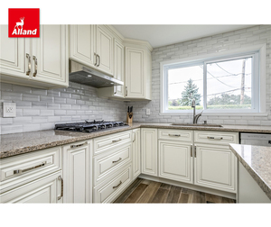 Mobile da <span class=keywords><strong>Cucina</strong></span> in Legno di Quercia <span class=keywords><strong>con</strong></span> Design Moderno e Senza Tempo, Finitura Bianca, Pannelli Rialzati, Isola e Piano di Lavoro in Marmo - Product Image 3