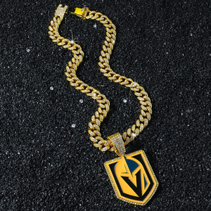 สร้อยคอจี้รูปโล่สไตล์ฮิปฮอปแบบปรับแต่งได้ รุ่นขายดีประจำปี 2026 สร้อยคอแฟชั่นวินเทจสำหรับผู้ชาย ขายส่งเครื่องประดับแฟชั่น - Product Image 3