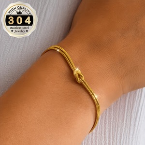 สร้อยข้อมือสตรีสแตนเลสชุบทอง 18K แฟชั่นเรียบง่ายรูปทรงงูพร้อมกระดุมแบบพันรอบสำหรับขายส่ง - Product Image 5