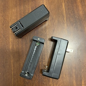 แท่นชาร์จ 18650 แรงดันไฟฟ้าเข้า 100-240V แรงดันไฟฟ้าออก 5V 2A เครื่องชาร์จแบตเตอรี่มาตรฐานสำหรับเซลล์แบบชาร์จซ้ำได้ - Product Image 1