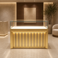 Vitrine de présentation de bijoux sur mesure en gros avec éclairage LED, finition dorée et verre haute transparence