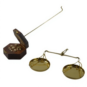 Balance de pesée vintage traditionnelle en laiton, artisanat métallique pour anniversaire et remise de diplôme, décoration intérieure et cadeau - Product Image 2
