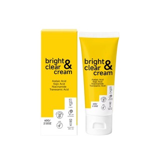 Crema idratante radiosa dalla texture ricca e vellutata, nutre la pelle del viso lasciandola idratata per IT ore, per un effetto luminoso e radioso. - Product Image 6