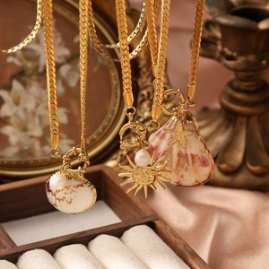 Collana con Conchiglia in Stile Bohémien da Spiaggia, Ciondolo in Acciaio Inossidabile Placcato Oro, Design Europeo e Americano per Uomo e Donna - Product Image 2