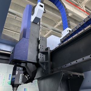 Centre de découpe, perçage et fraisage automatique à 5 axes Utools pour profilés en aluminium de portes/fenêtres - Product Image 1