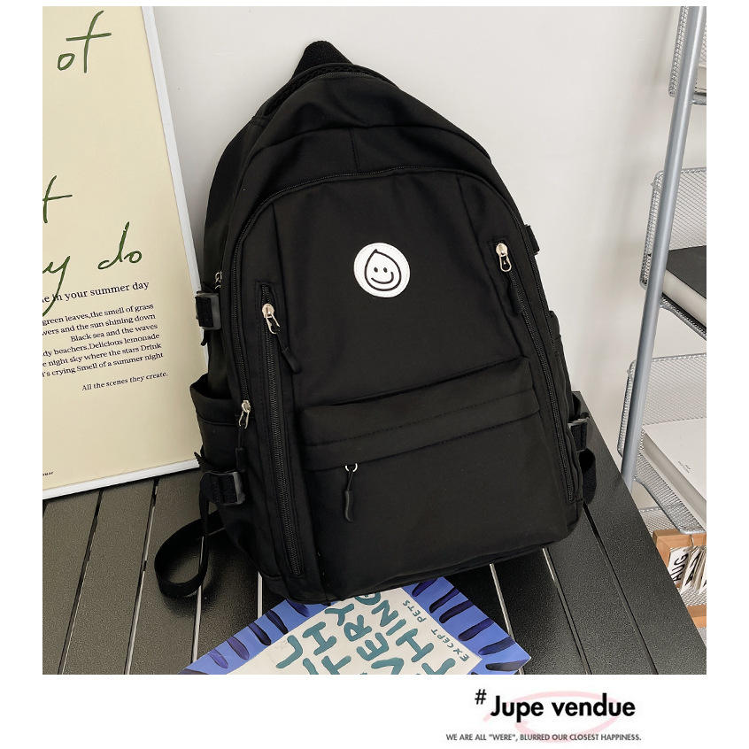 Bolso individual negro sin accesorios.