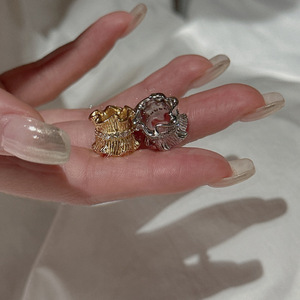 จี้เงินแท้ Lulu Tong S925 ดีไซน์ลูกไม้สไตล์โบราณ ฝรั่งเศส หรูหรา ลายม้วน เรียบง่าย ทันสมัย พร้อมไข่มุกเม็ดเดี่ยว - Product Image 4