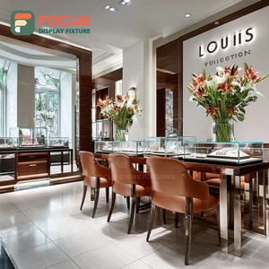 Système de présentoirs modernes pour bijouterie, comptoir de centre commercial avec cadre en bois - Product Image 5