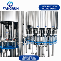 Machine de remplissage automatique à faible coût pour eau potable pure en bouteilles PET et en verre, avec rinçage et bouchage intégrés