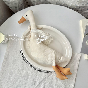 Peluche Canard en Lin Élégant avec Col en Dentelle et Écharpe Brodée, Jouet Décoratif pour la Maison - Product Image 2