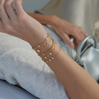 Bracelet J&D Jewelry en acier inoxydable plaqué or 18 carats avec fleur de trèfle à quatre feuilles et zircon blanc pour femmes