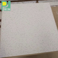 Panneau de plafond insonorisant en laine minérale résistant à l'humidité, grille de plafond pour hôtel, bureau, intérieur, résistant au feu, 5+ ans