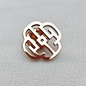 Badges magnétiques personnalisés en acier inoxydable plaqué or de luxe, impression UV, gravure laser, publicité mode sculptée - Product Image 3