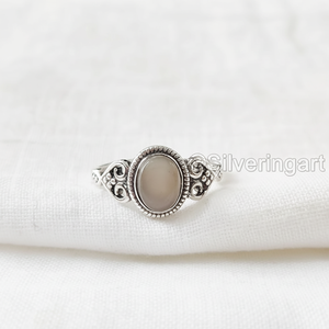 Bague pour femme en argent sterling 925, pierre de lune grise naturelle, pierre de naissance de juin, petite bague bohème, bijoux faits à la main pour Noël - Product Image 1