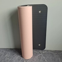 Wandhalterung für Yoga-Matten mit Doppelseitiger Tie-Dye-Wellenoptik und Individuellem Logo, Pilates-Matte zum Aufhängen mit Ösen und Aufhängeloch