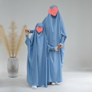 Vente en gros Abaya musulmane en satin uni, étiquette tissée personnalisée, longue robe de jilbab de prière avec logo brodé <span class=keywords><strong>pour</strong></span> <span class=keywords><strong>maman</strong></span> et enfants - Product Image 2