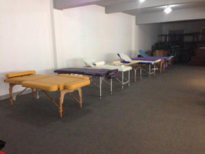Lit <span class=keywords><strong>de</strong></span> massage pliable en bois moderne électrique d'<span class=keywords><strong>occasion</strong></span> à trois sections pour femmes enceintes, utilisation en salle <span class=keywords><strong>de</strong></span> sport - Product Image 5