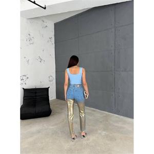 Pantalones vaqueros de mezclilla para mamá con roturas en las rodillas y detalles de foil, dorados, de cintura alta, acampanados, elásticos, con estampado floral, talla 2XL, corte ajustado. - Product Image 1