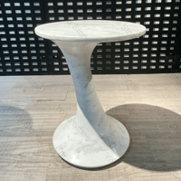 Table d'appoint ronde moderne en marbre blanc de Carrare avec piétement torsadé en pierre naturelle pour salon et chambre à coucher