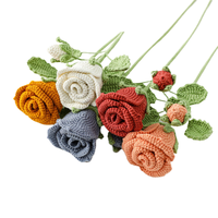 Rose artificielle Amigurumi faite à la main, tons doux, tige avec boutons assortis, cadeau floral rétro minimaliste pour mariage et décoration de table