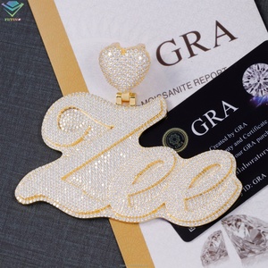 Colgante de Diamantes Chapado en Oro de 18K con Diseño Personalizado de Yu Ying, Letra/Logotipo, Plata 925 con Moissanita VVS, Joyería Hiphop - Product Image 2