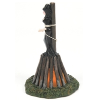 En résine Halloween Elvira, la maîtresse du village sombre a décoré une statue sur un feu avec des lumières d'ambiance