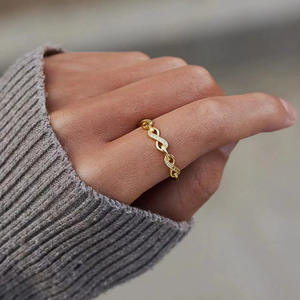 Anello alla Moda T0581, Tono Oro con Zirconi Cubici, Design Infinito, Gioiello Unisex da Regalo - Product Image 2