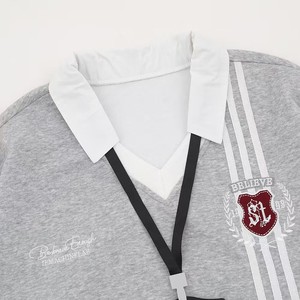 Áo nỉ ve áo phong cách Đại Học cho nam, thời trang đường phố, cổ chữ V ghép ba sọc tương phản với Áo thun huy hiệu thêu - Product Image 4