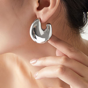 Pendientes Clásicos, Elegantes y Sencillos con Personalidad, Geométricos, Huecos, en Forma de U, de Acero Inoxidable, Chapados en Oro, Estilo Casual - Product Image 6