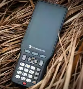 جهاز تحكم FAMOUS P94 لقياس GNSS RTK، جهاز GPS محمول لجمع بيانات نظم المعلومات الجغرافية مع ضمان لمدة 6 أشهر ودعم التخصيص حسب الطلب - Product Image 2