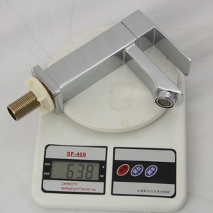 Grifo monomando para lavabo, cromado, de montaje en encimera, con válvula de cerámica de un solo orificio - Product Image 2