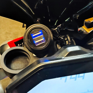 Cargador USB doble para motocicleta para Yamaha 700, convertidor de enchufe 5V 2A, adaptador negro, para Yamaha, <span class=keywords><strong>SP</strong></span>, 2, 2, 2, 2, 2, 2, 2, 2, 2, 2, 2, 2, <span class=keywords><strong>900</strong></span> - Product Image 5