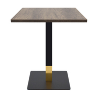 Table de bistrot carrée moderne en mélamine, pieds en acier noir et or thermolaqué pour café, restaurant, hôtel (vente en gros)